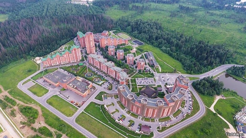 Наш МЖК. Там даже дворники все местные, в фирменной одежде и ходят с рациями.