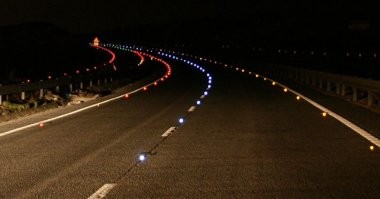 такие светоотражатели я видел на дороге в краснодарском крае. думаю и в других регионах такое присутствует.