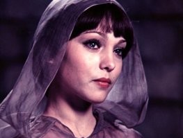 Мне в детстве этот фильм очень нравился и не только потому, что мюзикл. Квинихидзе пригласил сниматься очень хороший актёрский ансамбль. Помимо Николая Ерёменко ещё достойны упоминания Владимир Этуш, Владимир Зельдин, Игорь Ясулович, Любовь Полищук, Михаил Кокшенов. И из артистов были не только балетные, в фильме засветились певцы Сергей Беликов, Вячеслав Войнаровский и даже Яак Йоала.
Из женщин мне больше всего нравилась не Трубникова и не Власова, играющие главные роли, а Марина Нудьга, сыгравшая привидение Леди Джейн.