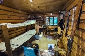 Автор! А к чему относятся вот эти два фото? Вроде бы на судне таких "кают" нет. Вопрос задаю не ради "подъё...", а для понимания