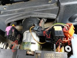 Как вы через эту щель меняли реле, я вообще не понимаю, при том, что она даже физически не должна смочь пройти через эти 2 треугольных отверстий вокруг руля.