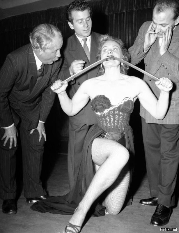 Британская сильная женщина Джоан Роудс
- демонстрирует свою силу и мастерство, сгибая железный прут голыми руками и зубами...