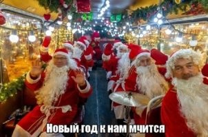 Очень симпатичный автобус рассекал по Санкт-Петербургу с музыкантами, место паломничества для селфи. В 2015 году попалось такое счастье краснобокое.