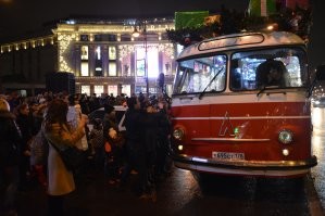 Очень симпатичный автобус рассекал по Санкт-Петербургу с музыкантами, место паломничества для селфи. В 2015 году попалось такое счастье краснобокое.