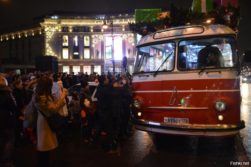 Очень симпатичный автобус рассекал по Санкт-Петербургу с музыкантами, место паломничества для селфи. В 2015 году попалось такое счастье краснобокое.