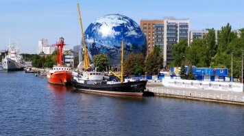 Действительно очень интерсное судно-музей. Вообще организаторы создатели Музея мирового океана большие молодцы! Сама местная, не раз посещала музей и ни разу это не было скучным и уже виденным. Там рядом с "Витязем" есть ещё уникальные в своём роде суда. "Космонавт Виктор Пацаев", подводная лодка Б-413, сейнер рыболовный, плавучий маяк и даже гидросамолёт БЕ-12. Помимо этого несколько музейных корпусов с разной тематикой от аквариумов до военной техники и картинной галереии. Отличная задумка и прекрасное воплощение. А сейчас там добавился новый корпус, который снаружи выглядит необыкновенно и особенно. Очень рекомендую к посещению.