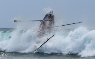 это не фотошоп, это такое австралийское развлечение Australian Surf Rowers League Competition...волны у них шикарные...