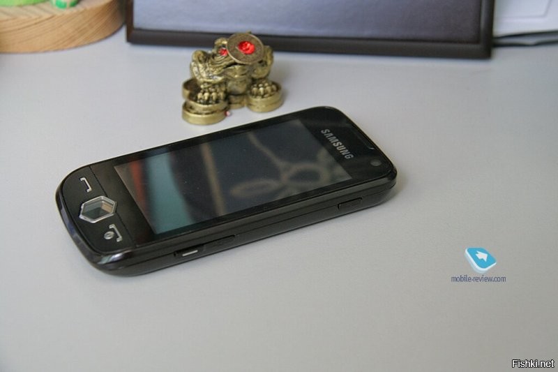 S8000 зверь машина, вышел в год появления первого афони. До сих пор работает(попробовал зарядить включить) фильмы на нём смотрел, хавал видео всё, без конвертации под телефон. из минусов своя самгусковская ОС, красивая стильная, но на которую ниче не установить