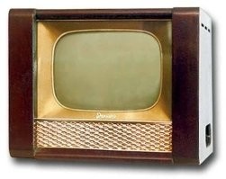 Мне бы такой раритет - я бы и дольше просидел.  Первый телевизор, что я помню в моей семье, был такой. Сзади жутковатый.