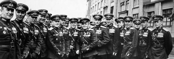 Летчики - Герои Советского Союза, участники Парада Победы. Пятый справа - В.И. Попков. Пока еще с одной звездой Героя. Через 3 дня ему будет вручена вторая.