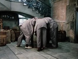 В Казахстане обнаружен чиновник с самой прочной пуговицей на пиджаке