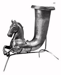 Ритон с украшением (протомой) в виде коня Посейдона, 3 век до н.э. Распространенное в ту эпоху изделие, встречаются так же ритоны с овном, быком, козерогом. Использовались в ритуальных пьянках.
В подборке - настольный пресс с этим мотивом, чтобы бумаги сквозняком не сдувало.