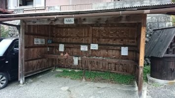 На удивление очень мало камер,  а мест, где что-то продаётся на доверии - много, лично видел. Я прогулялся в Японии от Токио до Фукуоки с остановками в разных городах и деревеньках.