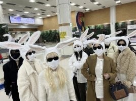 Ну эти девчонки широко известны в узких кругах любителей к-поп. Группа TWICE вернулась в Корею из гастролей по Японии.