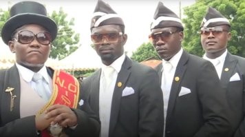 В Москве на дорогостоящий Aurus с крыши свалилась глыба льда