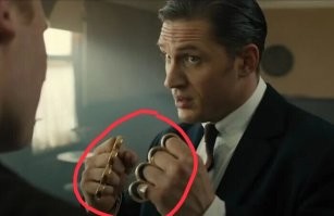 Бесит, когда купил 2 кастета и сломал 2 руки