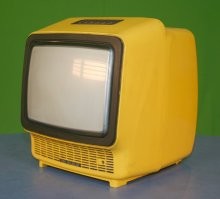 как я себе в отрочестве хотел такой мини-телевизор, но папенька притащил вот такой "шилялис" (купил в некондиции), за сущие копейки, отремонтировал и подарил мне... за что я ему благодарен до сих пор...