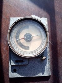 "Горный компас ГК2 предназначен для определения азимута и угла наклона линии падения плоскости маркировки образцов горных пород. Используется в магниторазведке, при геологических и географических работах для определения элементов залегания пластов горных пород.Корпус компаса ГК-2 выполнен из алюминиевого сплава. Компас ГК2 имеет защитные стекла повышенной прочности. Отсутствие полимерных материалов устраняет влияние электризации на показания магнитной стрелки, выполненной из сплава 52КФ-ТМ (викаллоя). Северный конец стрелки окрашен в белый цвет, а на южный конец надета медная спираль для уравновешивания действия вертикальной составляющей магнитного поля земли в северном полушарии.Технические характеристики горный компас ГК-2: Число делений азимутального кольца 360. Цена деления азимутального кольца 1 .
Предел измерений отвесом углов наклона (0  90) . Цена деления шкалы отвеса 1 .
Застой стрелки: компаса  0,5 ; отвеса  1 ."