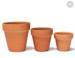 Не выскользнет, буртик будет как в замке под силой тяжести. На стойке есть упор под этот буртик.