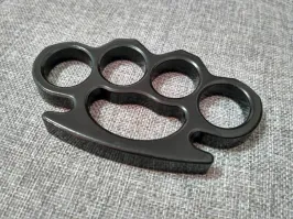 ты кастет не видел ни разу, что ль?