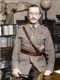 Маннергейм такой фасон - без пряжек - не носил. И есть сильные сомнения, что он был такой загорелый. Хотя... об чём это я? Художника обидеть легко! А тут такой новаторский ход в кинематографе!