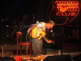 Первый раз услышал АукцЫон в 1993г - с тех пор балдею от него. Первый раз был на выступлении в 1994г - в клубе МИЭТа - народ на ступеньках сидел! А потом мои друзья музыканты растащили ребят по домам ночевать, Гаркуша достался Эдику В. и разгромил съемную квартиру
Фото с сольника Лени в Мьюзик Таун Клаб, май 2013г - жена сделала мне подарок на День рождения.