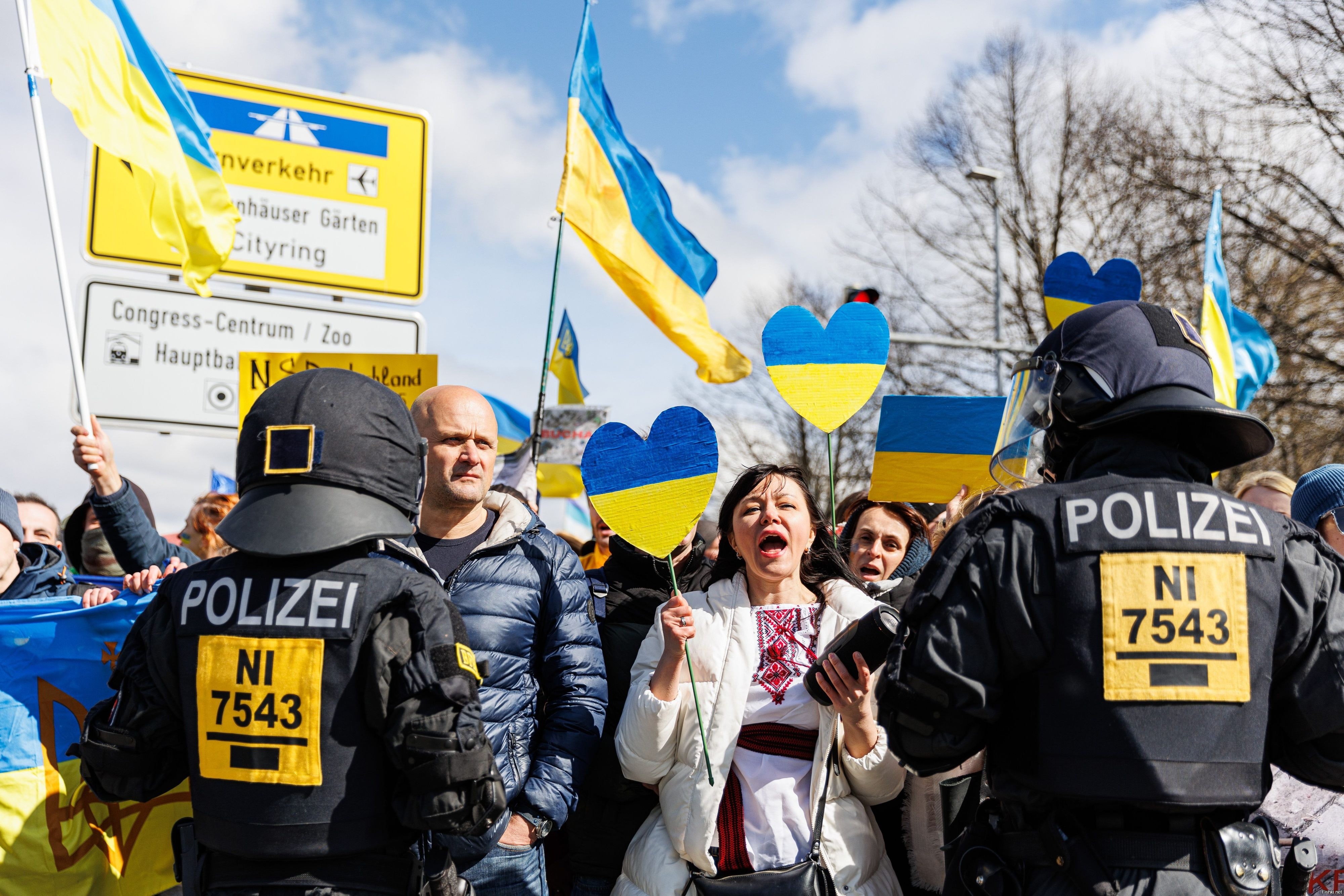 10 мая в европе. Митинги украинцев в Европе. Украинские митинги в Германии. Митинги украинок в Европе. Протесты в Европе против Украины.