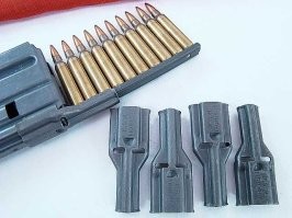 Емкость упаковки патронов 5.45х39 мм была сразу сделана кратной емкости стандартного автоматного магазина - 30 патронов. Первоначально патроны упаковывались в картонные коробки, но в середине 1970-х годов перешли на упрощенную бумажную обертку, скрепленную скобами. В металлическую коробку укладывается 36 пачек с общим количеством 1080 патронов.

Для АК-74 с целью облегчения и ускорения процесса снаряжения магазина были внедрены стальные обоймы (т.н. "расчески") на 15 патронов с прилагавшимся переходником - ускорителем заряжания ("ложечкой"). Решение "подсмотрено" у американцев, уже много лет использовавших подобные ускорители заряжания для М14 и М16. Позже появились аналогичные комплекты для оружия других калибров, в том числе для бесшумного стрелкового комплекса ВСС - 10 патронов калибра 9x39 мм в обойме.

В конструкторском бюро ОАО "КБАЛ им. Л.Н.Кошкина" разработан технологический процесс снаряжения патронов в пластмассовые обоймы и упаковки в пакеты из многослойных полимерных пленок. Вместимость пакета - 90 патронов. По оценке специалистов КБ, такая укупорка должна обеспечивать гарантийное хранение боеприпасов в течении 40 лет.