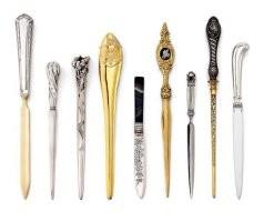 Вот это старинные ножи для открывания писем, а эта металлическая теннисная ракетка скорее всего обычный сувенир, а не нож. 
Уже не первый раз в этой рубрике попадаются совершенно абсурдные объяснения.