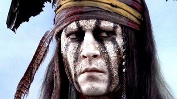 Корова каким-то образом оказалась на крыше на ферме в штате Юте