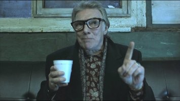 Блин, идеальное преступление, это когда у полиции есть кого посадить вместо тебя, так как все очевидные косвенные улики указывают на него, а ты вообще не при делах.  А тут какой-то поехавший, заманил девушку на подлодку тет-а-тет, зарезал и даже нормально не смог следы крови вывести, залив их какой-нить химией с  хлором или типо того, и даже в море не смог от трупа избавиться надёжно, порубив его на небольшие фрагменты и знатно покормив местную фауну.