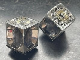 Ну если быть точными, то не одноразовые, а четырехразовые вспышки.На каждой из четырех граней находится одноразовый излучатель. После каждой вспышки кубик поворачивали другой гранью в сторону объекта съёмки. И использовали такие вспышки не в 70х, а раньше, ДО 70х.