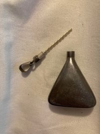 Не для духов, а для ароматических масел. Духам достаточно обычной пробки.