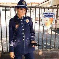 В Словении письменность   на основе латинского алфавита, гаевица.
На фото сербка и флажки на гербе на это явно указывают.