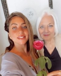 Ляду Гоги надо было лет 10 назад снимать.
Теперь, после такого количества пластики и фотошопа, смысла сравнивать никакого