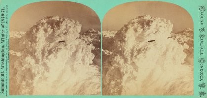 Я видел эту фотографию много раз. Горы на заднем плане выглядят так, как будто они сделаны из картофельного пюре.  Никак не выглядит реалистично. Возможно, был снят макет.