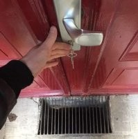 Купи брелок в виде сферы, диаметр которой больше, чем расстояние между ребрами решетки и не надо будет рисковать каждый день.