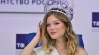 Таких красивых красавиц я много вижу в порночатах.