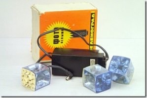 Кстати, чуть погуглил и нашел, что подобная штука все-таки у нас выпускалась в начале 80-х под названием Фотовспышка-Куб (Зеленоград, Данко, ПКФ2). Для меня было открытием))