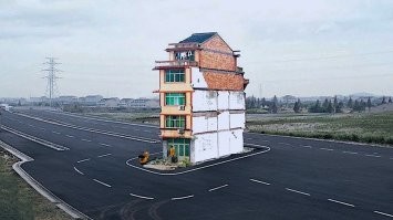 Семья из Уэльса 40 лет прожила в центре перекрестка