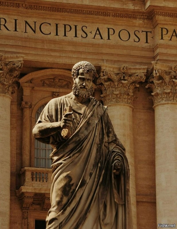 Ни к древнему Риму, ни к императорам картинка отношения не имеет.
Это скульптура изображает Святого Петра и создана она была значительно позднее...