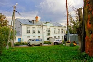 И вовсе ни разу не уникальность. Вот Липецкая область, село Аргамач-Пальна. Заброшенная церковь, кладбище, более того - на территории самой церкви ещё и захоронение служителей. Древнее! Плиты из года в год всё глубже уходят. И школа, уже бывшая, правда. Была церковной, потОм закрыли, а сейчас там расположен спортивно-туристический центр.