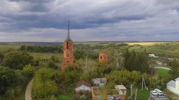 И вовсе ни разу не уникальность. Вот Липецкая область, село Аргамач-Пальна. Заброшенная церковь, кладбище, более того - на территории самой церкви ещё и захоронение служителей. Древнее! Плиты из года в год всё глубже уходят. И школа, уже бывшая, правда. Была церковной, потОм закрыли, а сейчас там расположен спортивно-туристический центр.