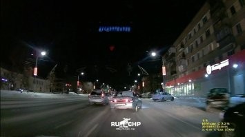 Прям последнее время сборник не умеющих водить. Вот не нажал бы он на тормоз на 8-ой секунде, спокойно бы поехал дальше выровняв машину рулем. а потом тормозил бы. Машина уже в заносе, а он тормоз жмякает...