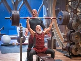 Поющая телеграмма и желтый из M&amp;M’s: 10 фактов о Дж. К. Симмонсе