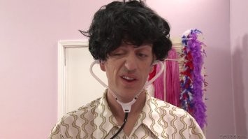 В "The Tranny Bunch" 2015 года он максимально ржачно выглядит. Вот реально - кроме смеха других эмоций эпизод с ним не вызывает. 
В чуваке погиб комедийный актер.