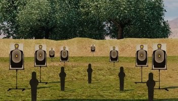 Конечно легче, тут уже дело привычки.. на мишенях в тире  цель всегда черная.