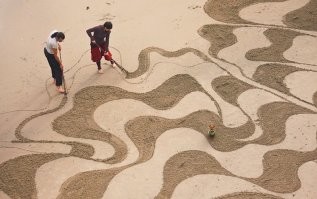 Он не один такой, кто рисует на песке.  А кое-кто рисует даже в 3D!
