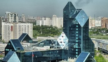 "Синий зуб". Москва. м.Юго-Западная.

В 90ые начали строить с размахом супер-гостиницу. Строили турки. Доделали на 99% вплоть до умывальников. Потом фирма и застройщик прогорели, владельцы сбежали. И у нас и в Турции, причем. И всё. Стоит здание. Снести нельзя - нет связи с владельцем. Только года 3 назад Собянин против таких вот объектов постановление издал и его конфисковали и кому-то предали на снос.