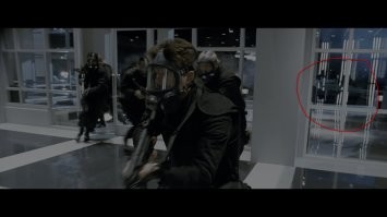 27. Ещё момент, когда спецназ заходил в здание кибердайн, в отражении видно тележку с оператором.